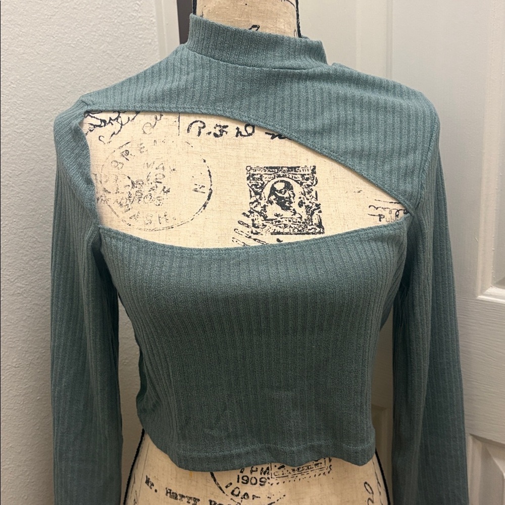 NWOT-Cutout Front Rib-knit Crop size L- 8/10 - Picture 4 of 8